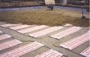 サーマ・スラブを敷設後、上部より100ｍｍの砂を敷設の状態